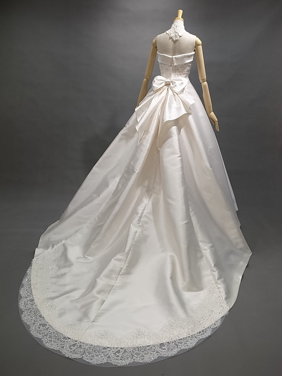 純白シルクのウエディングドレス5441(プリンセスライン・Aライン レンタル) ラ・クチュール ヨシエ
